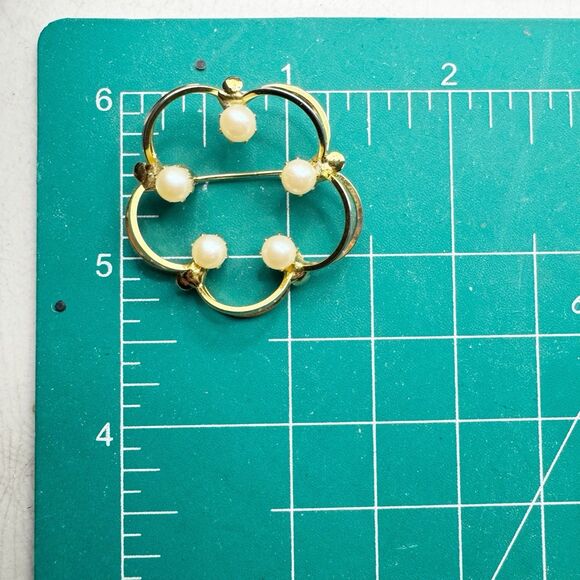 Hobe Vintage Dainty Flower Brooch With Pearls Dimensional  Spring Minimalist - Picture 8 of 9